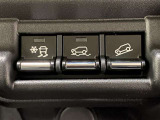 【安心の4WD】こちらのお車は4WD車です♪車の4輪全てを動かすことにより、2WD車に比べてすぐれた発進性能を備えております!雪が多い地域の方は4WDの方がより快適な運転をすることが出来ます☆