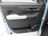 運転席・助手席ドアの内側にドアポケットが装備されています。