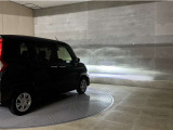 LEDヘッドランプです。十分な明るさを保ちつつも消費電力が少なく、バルブ寿命も長いのが特徴です。瞬時にMAXの光量を発揮するのもLEDならではです。