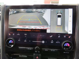 (パノラミックビューモニタ-)車を上から見たような映像で死角もバッチリ確認できます。
