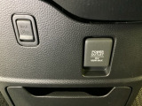 アクセサリーソケットはUSBのアダプターなどをつければ、スマホの充電にも使えます。周辺には物が置けるボックスがついています。
