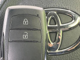 【スマートキー】カバンやポケットに入れたままでもドアの施錠・解錠が可能なスマートキーを装備。エンジンのオン・オフ時もカギを取り出す必要が無いからとっても便利です♪