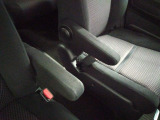 運転中にはアームレストが疲れを軽減してくれて、楽しいいドライブにもなりまね。