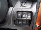 運転席右側には電動スライドドア等の各種スイッチがまとめられています!