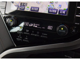 ★使いやすさや安全性を追求したステアリング周り!高級車ゆえにスイッチ類が多いのも特徴ですね!考え尽くされた配置ですぐに使いこなす事が出来ますのでご安心下さい!是非、体感してみて下さい!!