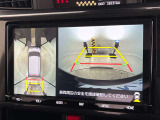 複数のカメラを駆使して車を上から見下ろした視点を合成!高精度で駐車をサポートするパノラミックビューモニター!