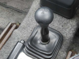 副変速機つきのトランスファーレバー!2H(2WD高速),4H(4WD高速),4L(4WD低速)に切り替えられます。急勾配やスタック時には4Lギアへ!