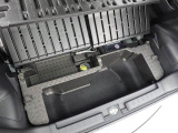 フレキシブルボードが標準装備なので荷室床の高さや形を変えることで、積む荷物に応じて使い分けできるアレンジ性が高い機能です。