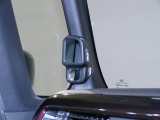 停車時や発進時、対向車とのすれ違いや路肩に寄せるときなど、車両左側前方を確認するときに役立ちます。