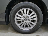 タイヤサイズは195/65R15になります。純正アルミホイールです。