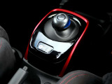 前後の動きのみで操作できる新デザインの電制シフト!レッドフィニッシャーで存在感を高めています!