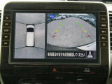 純正10インチメモリーナビ(MM520D-L)です。全周囲カメラで、クルマを上空から見下ろしているかのような映像を映し出します。周囲の状況がひと目でわかります!