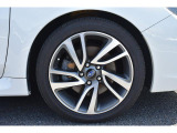 純正のアルミホイールは高い剛性を持ち、スバル車の走行安定性に貢献します。