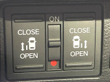 【両側パワースライドドア】スマートキーや運転席のスイッチで後席両側スライドドアの開閉が可能♪電動だから力を入れてドアを開ける必要が無く、小さなお子様でも簡単に開け閉めでき快適です♪
