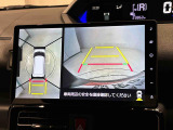 パノラマモニターカメラに連動して駐車場や狭い路地などでも障害物が確認しやすく、真上からの目線でクルマの周囲が確認できて安心♪