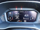 重厚感と安定感があり、同時にダイナミックさも備えるAudiの走り。機能やデザインが革新的なメーター。