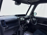 ダイハツのお店では、ダイハツ車を知り尽くしたプロフェッショナルが、専用の診断機器を使って各システムを点検しております。