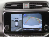 アラウンドビューモニターも装備しております。ご覧のように車体を真上か見たような映像なので、車庫入れの苦手なお客様ももうご心配いりません。