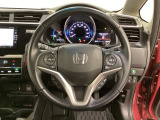 ハンドルにHondaセンシング系のクルーズコントロールやレーンキープアシストなどのスイッチと、オーディオの操作スイッチが装備されています。ハンドルから手を離さず安全に操作できます。