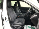 運転席シートは周囲が適度に囲まれていることで、まるでコックピットに座っているかのように感じられます。ボンネットフードを低く、フロントピラーをスリム化し、広々とした解放感も両立しています。