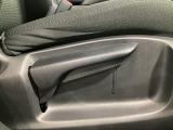 運転席にはドライバーの体型や好みに応じて前後方向だけでなく、高さの調整ができるシートリフターを装備!