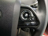 ステアリングには運転中でも簡単に操作できる各種スイッチついてます