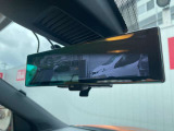 スマートルームミラー:車両後方にあるカメラの映像を映し出します。乗員・ヘッドレスト・荷物などでさえぎられがちな後方視界をクリアに保ちます。