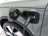 コンセントタイプ(3kW)やウォールボックスタイプ(6kW)の充電器を用いて、ご自宅で簡単充電。一般的な家庭用の200V交流充電ケーブルでは、約8時間で80%まで充電!1時間あたり7~14kmを走行できる電力を充電できます。