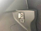 災害、緊急時などに車内でも電気を蓄えることが出来るコンセントが付いております