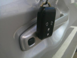 キーをポケットに入れたままでもエンジンON/OFF、ドア施錠/開錠可能♪便利なスマートキーです。