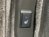 助手席にはシートヒーターが付いています☆寒い時期に腰周りを温めてくれるので体全体が温まりやすいのは勿論、暖房と違い顔に風が当たらないので、乾燥肌やドライアイの方でも大丈夫☆
