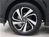 195/60R17タイヤ&17&times;6Jアルミホイール(切削光輝+ブラック塗装)を装着しています。