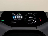 【トップマウントメーター】7インチディスプレイにミニマルなグラフィックメーターやLEDインジケーターを表示します。視線移動少なく表示が確認できる、運転に集中しやすい構成となっています。