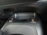 寒い日に重宝するシートヒーターを運転席&助手席に設置!エアコンより早く温まるので寒がりの人におすすめです!エアコンと違って空気が乾燥しにくいのもシートヒーターの嬉しいポイントです★