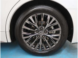 【タイヤ】純正19インチアルミ。タイヤの残量は7mmです。ご納車前に点検・空気圧調整もさせて頂きますので、ご安心下さい。