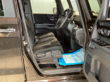 【ベンチシート】運転席と助手席の移動もスムーズ!狭い駐車場での乗り降りや、お子様の乗り降りにも便利です。座席の間にコンソールボックスやドリンクホルダーがないため、車内空間が広く感じます。
