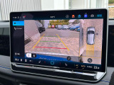 アラウンドビューモニター付きバックカメラ。死角を減らし安全な駐車をサポート。