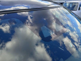 全てのクルマに車両検査証がついています。中古車オークション業界で確立された公正な基準を採用しています。トヨタ自動車によって、修復歴や状態を正しく判断できると認定された車両検査員が、1台1台検査し点数と