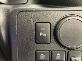 家族でクルマを運転する場合、擦ったりしないか心配ですね。コーナーセンサーも付いてますので、障害物が近づいたら、音で知らせてくれます。
