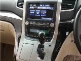 【HDDナビ】8インチHDDナビ+電動開閉後席モニターほか5.1chサウンドシステムと、車内18個のスピーカー、フルセグTV、ブルートゥース機能など多彩な機能が満載です!
