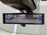 スマート・ルームミラーは、車両後方のカメラ映像をミラー面に映し出すので、同乗者や荷室の車内状況に影響されず後方視界が得られます。