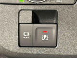 指先だけで簡単に操作が可能な電動パーキングブレーキを採用。「HOLD」スイッチを押すと、渋滞や信号待ちなどでブレーキペダルから足を離しても、ブレーキを保持するので安心です