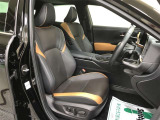 乗員を包み込むような造形と圧迫感を感じにくい水平な見晴らしで運転に集中できる空間の運転席!リフトアップしたことで、ヒップポイントが高くなり、乗降車もしやすくなっています!