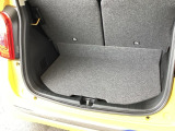 後席を倒さなくても、ゆとりある荷室。