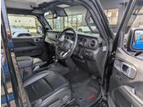 運転席になります。全席本革レザーシートとなり、フロントシートは、マニュアル調整機構となります。