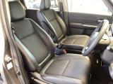 フロントはゆったり座れるセパレートシートです。