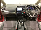車内は光触媒抗菌消臭施工済です。インパネ周りはスタイリッシュなデザインで機能や装備も充実しています。グローブボックスやカップホルダーのほかにトレーなどたくさんの収納スペースが付いています。