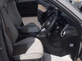 運転席はまっすぐな姿勢でシートに座り、足を自然に伸ばして操作できる位置各ペダルを配するという理想的なレイアウトを実現しています!ぜひ一度MAZDAのドライビングポジションをご体感ください。
