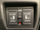 リアドアは乗り降りに便利な両側電動スライドドアです。また運転席に座っていながらスイッチ操作で自在にスライドドアを開け閉めできます。