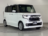 狭い駐車場でも、スライドドアならチャイルドシートへのお子さまの乗降や荷物の積載もスムーズ。とても便利な【両側電動スライドドア】ドアハンドを少し引くだけでリアドアが自動開閉します。